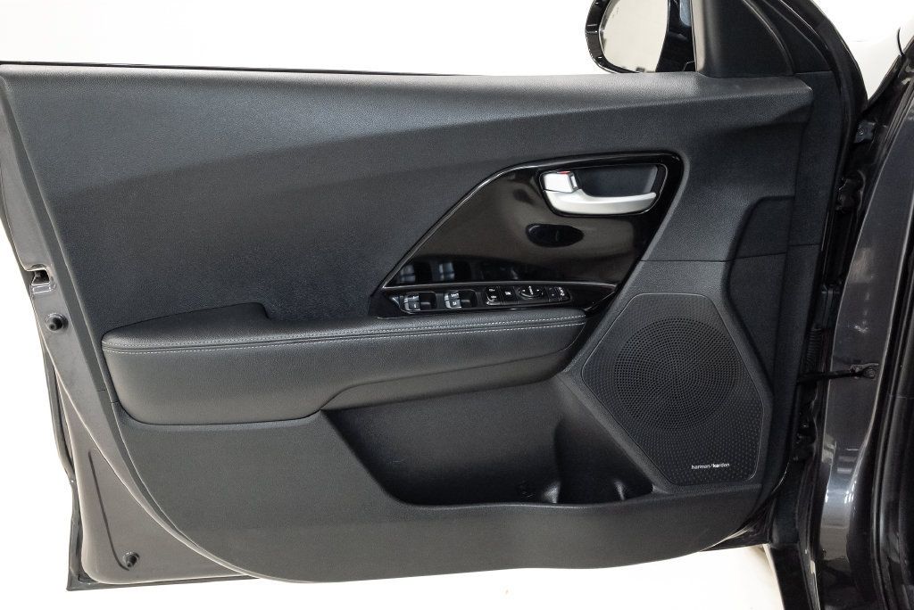Used 2018 Kia Niro EX w/ Option Group 020 FWD image 9