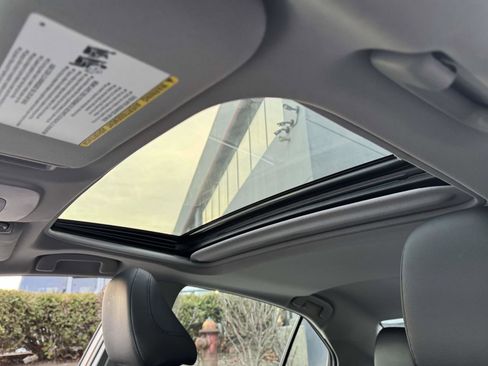 Used 2018 Toyota Camry XLE image 19