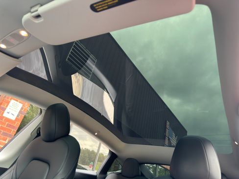 Used 2021 Tesla Model Y Long Range AWD/4WD image 11