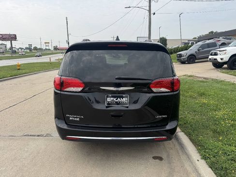 Used 2017 Chrysler Pacifica Limited FWD image 3