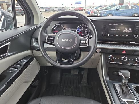 Used 2024 Kia Carnival LX image 19