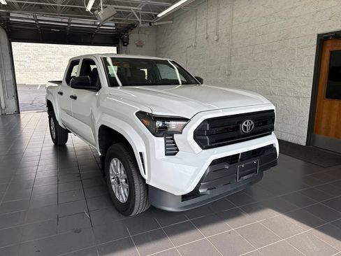 Certified 2024 Toyota Tacoma SR AWD/4WD image 2