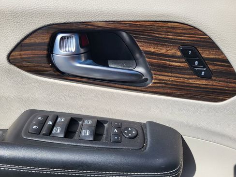 Used 2023 Chrysler Pacifica Limited image 18