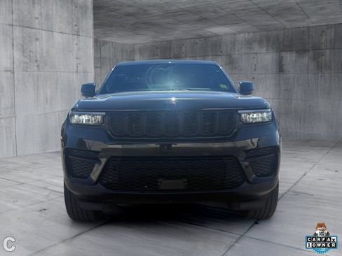Used 2023 Jeep Grand Cherokee Altitude RWD image 9