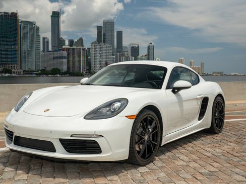 Used 2018 Porsche 718 Cayman RWD image 10