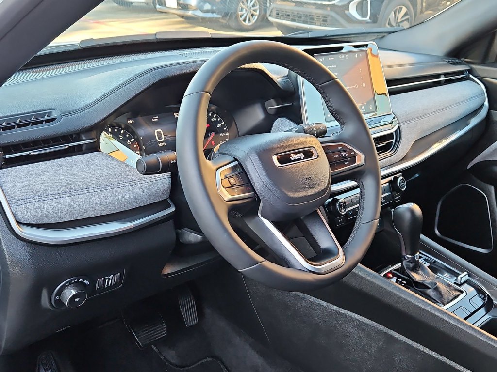 Used 2025 Jeep Compass Latitude AWD/4WD image 12
