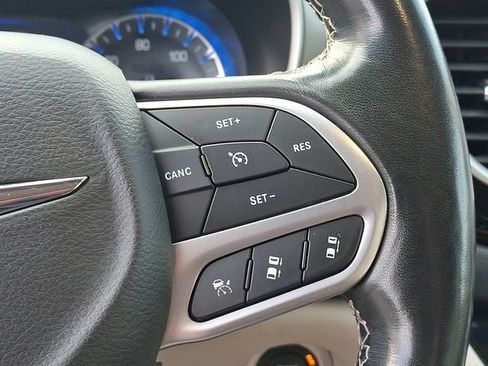 Used 2021 Chrysler Pacifica Touring-L FWD image 25