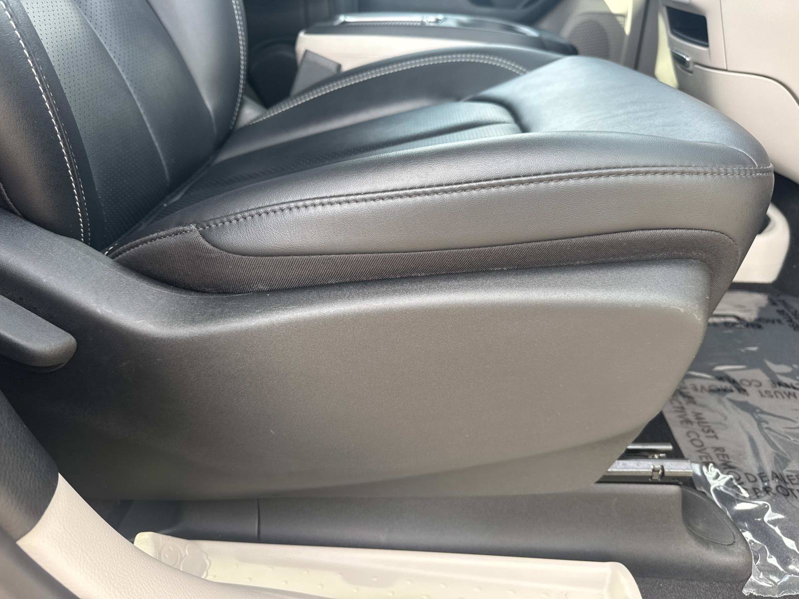 Used 2024 Chrysler Pacifica Touring-L FWD image 14
