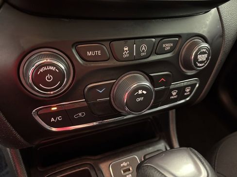 Used 2020 Jeep Cherokee Latitude image 29