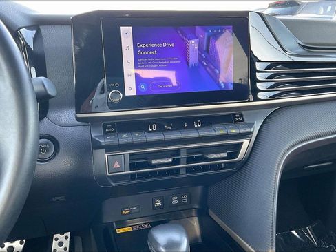 Used 2025 Toyota Camry SE image 9