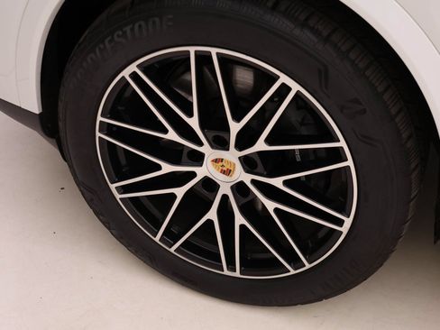 Used 2025 Porsche Cayenne AWD/4WD image 23