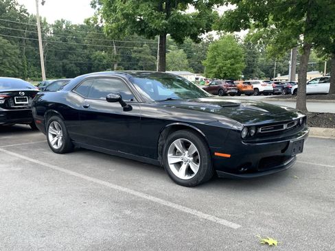 Used 2019 Dodge Challenger SXT RWD image 1