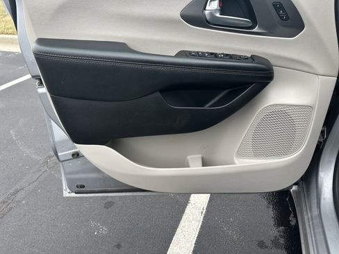 Used 2020 Chrysler Pacifica Touring-L image 14