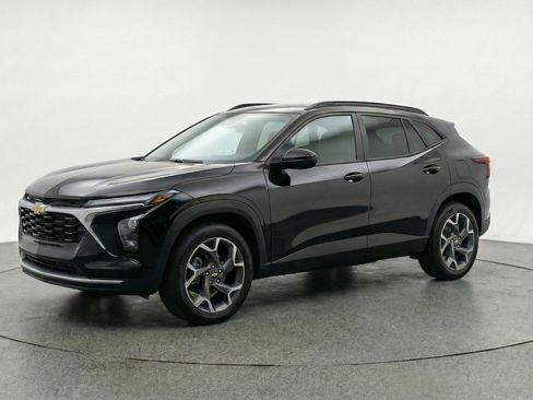 Used 2025 Chevrolet Trax LT image 3