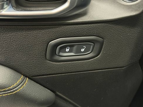 Used 2023 Jeep Wrangler Unlimited Sahara AWD/4WD image 16