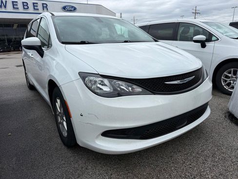 Used 2022 Chrysler Voyager LX image 5