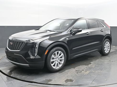 Used 2023 Cadillac XT4 Luxury w/ Cold Weather Package image 8