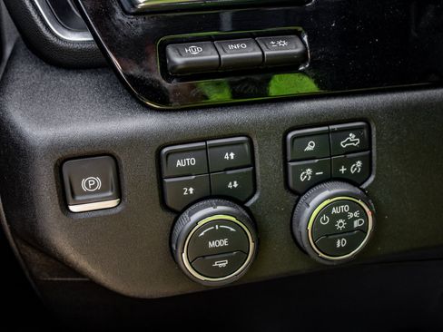Used 2024 Chevrolet Silverado 1500 High Country w/ High Country Premium Package AWD/4WD image 43