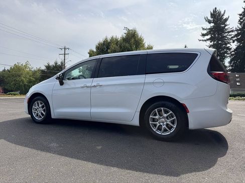 Used 2023 Chrysler Pacifica Touring FWD image 5