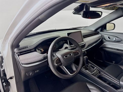 Used 2024 Jeep Compass Latitude image 9