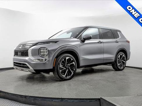 Used 2024 Mitsubishi Outlander SE image 2