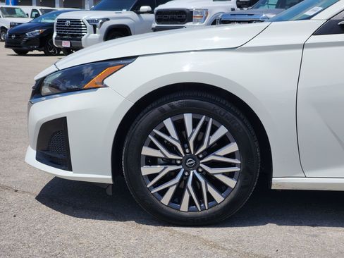 Used 2025 Nissan Altima 2.5 SV FWD image 9
