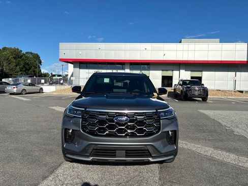 Used 2025 Ford Explorer Platinum w/ Ultimate Package AWD/4WD image 2
