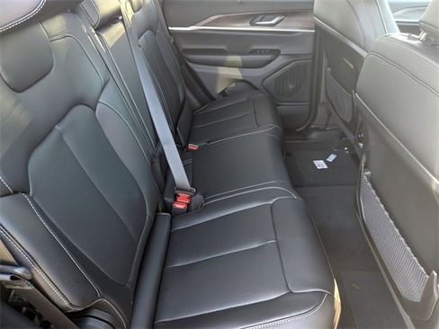 New 2025 Jeep Grand Cherokee Limited w/ Luxury Tech Group II image 31