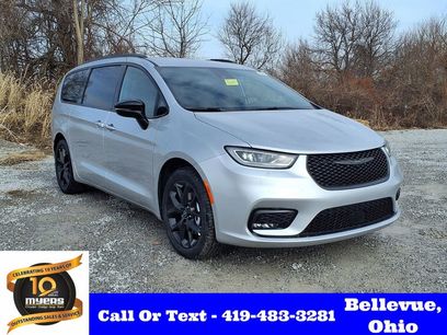 New 2026 Chrysler Pacifica Select w/ S Appearance Package