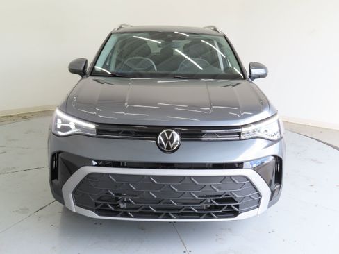 New 2025 Volkswagen Taos SE image 10