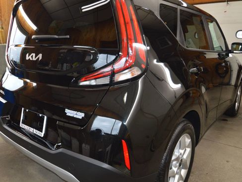 Used 2025 Kia Soul LX image 12