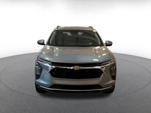 Used 2025 Chevrolet Trax LT FWD image 4