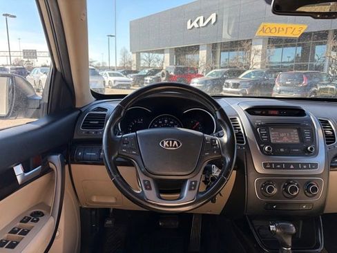 Used 2015 Kia Sorento LX image 10
