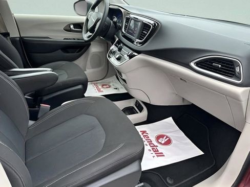 Used 2022 Chrysler Voyager LX image 13