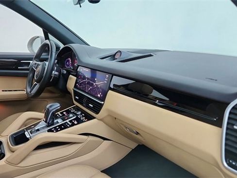 Used 2022 Porsche Cayenne image 20