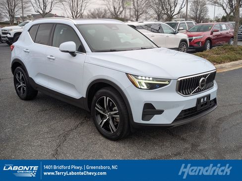 Used 2025 Volvo XC40 B5 Core image 1