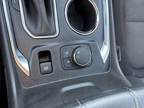 Used 2023 Chevrolet Traverse LT image 40