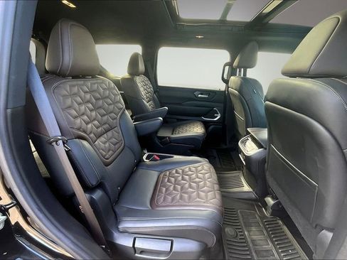 Certified 2025 Nissan Armada Platinum Reserve image 25