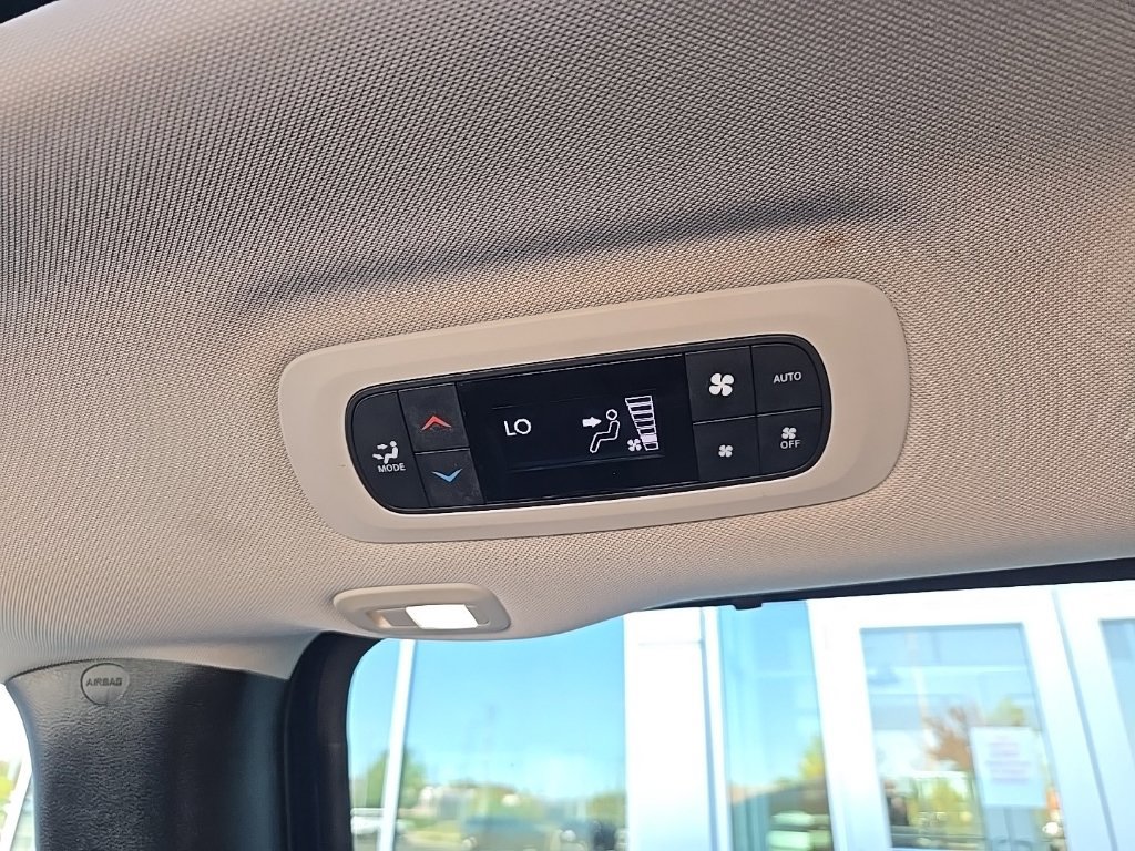 Used 2018 Chrysler Pacifica Limited w/ Tire & Wheel Group FWD image 41