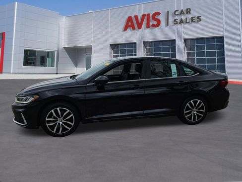 Used 2025 Volkswagen Jetta SE image 2