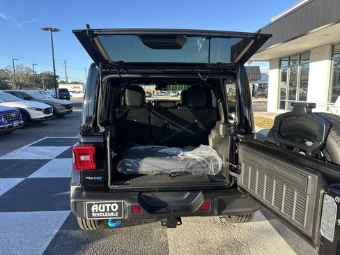 Used 2024 Jeep Wrangler Sahara w/ Technology Group image 5