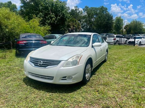 Used 2011 Nissan Altima 2.5 FWD image 2