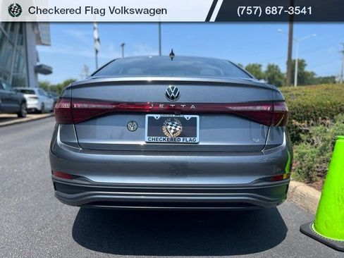 Used 2025 Volkswagen Jetta SE FWD image 8