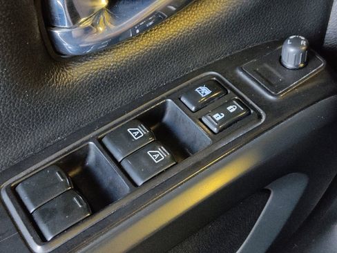 Used 2018 Nissan Titan SV w/ SV Convenience Package image 27