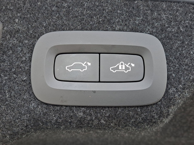 Used 2017 Volvo S90 T6 Inscription w/ Vision Package AWD/4WD image 31