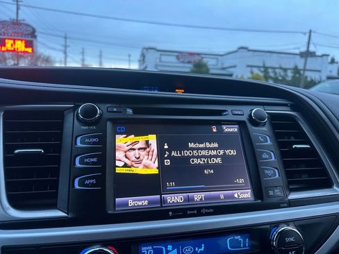 Used 2019 Toyota Highlander XLE image 17