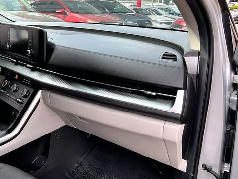 Used 2023 Kia Carnival LX image 18