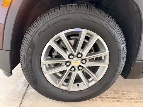 Used 2023 Chevrolet Traverse LT FWD image 12