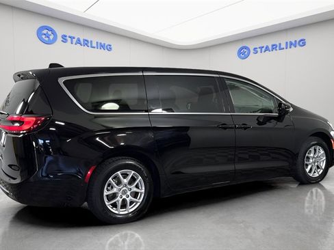 Used 2024 Chrysler Pacifica Touring-L image 10