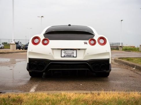 Used 2017 Nissan GT-R Premium w/ Premium Interior Package AWD/4WD image 6
